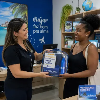 Cliente recebendo prêmio em campanha promocional