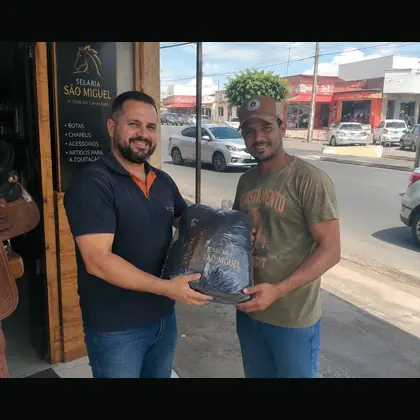 Cliente recebendo prêmio em campanha promocional