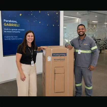 Cliente recebendo prêmio em campanha promocional