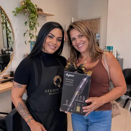 Cliente recebendo prêmio em campanha promocional
