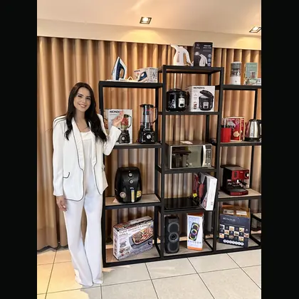 Cliente recebendo prêmio em campanha promocional