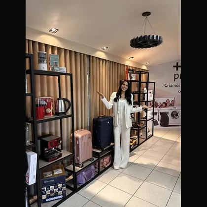 Cliente recebendo prêmio em campanha promocional