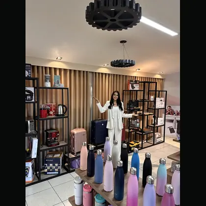 Cliente recebendo prêmio em campanha promocional