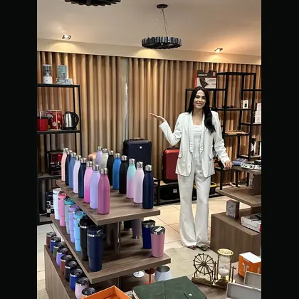 Cliente recebendo prêmio em campanha promocional