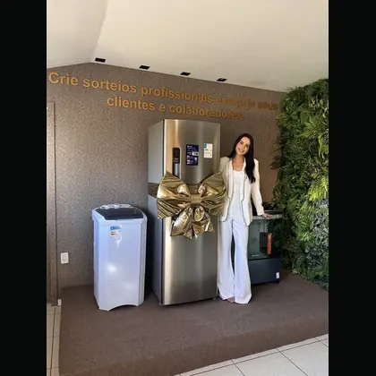 Cliente recebendo prêmio em campanha promocional