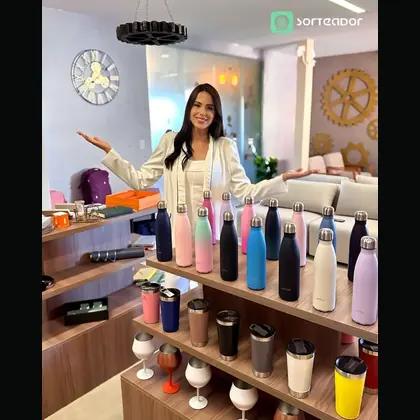Cliente recebendo prêmio em campanha promocional