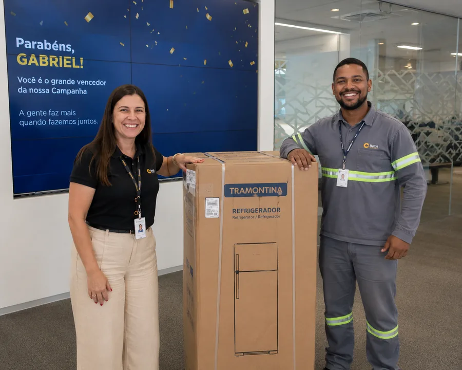Cliente recebendo pr&ecirc;mio em campanha promocional