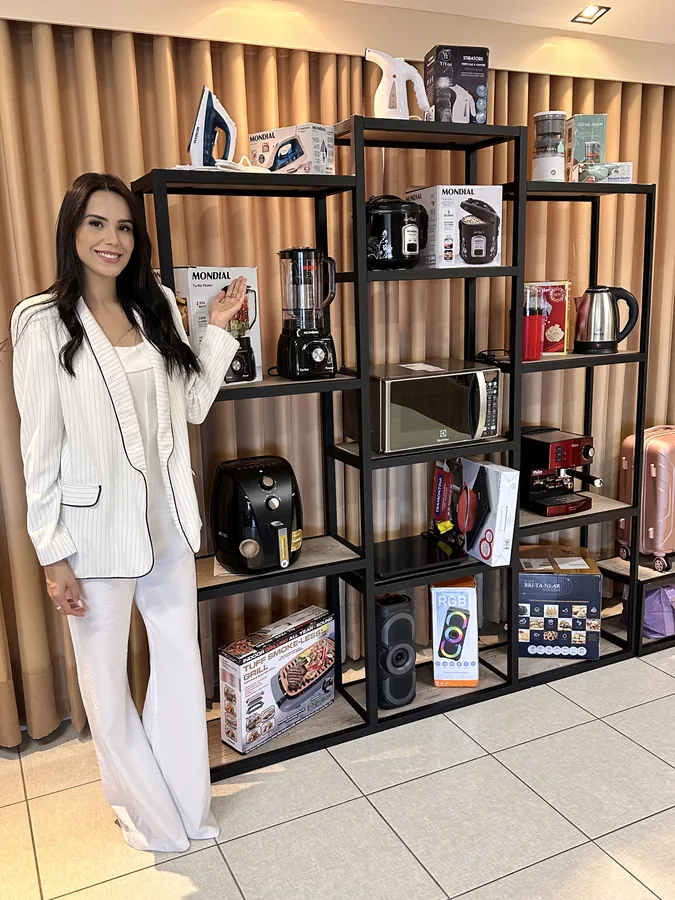 Cliente recebendo pr&ecirc;mio em campanha promocional