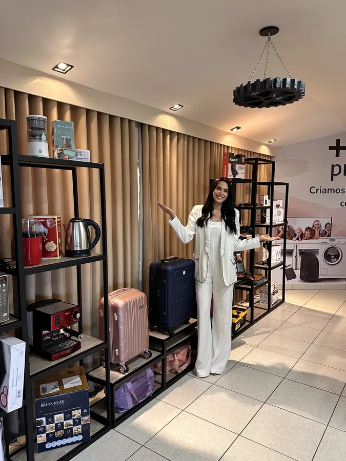 Cliente recebendo pr&ecirc;mio em campanha promocional