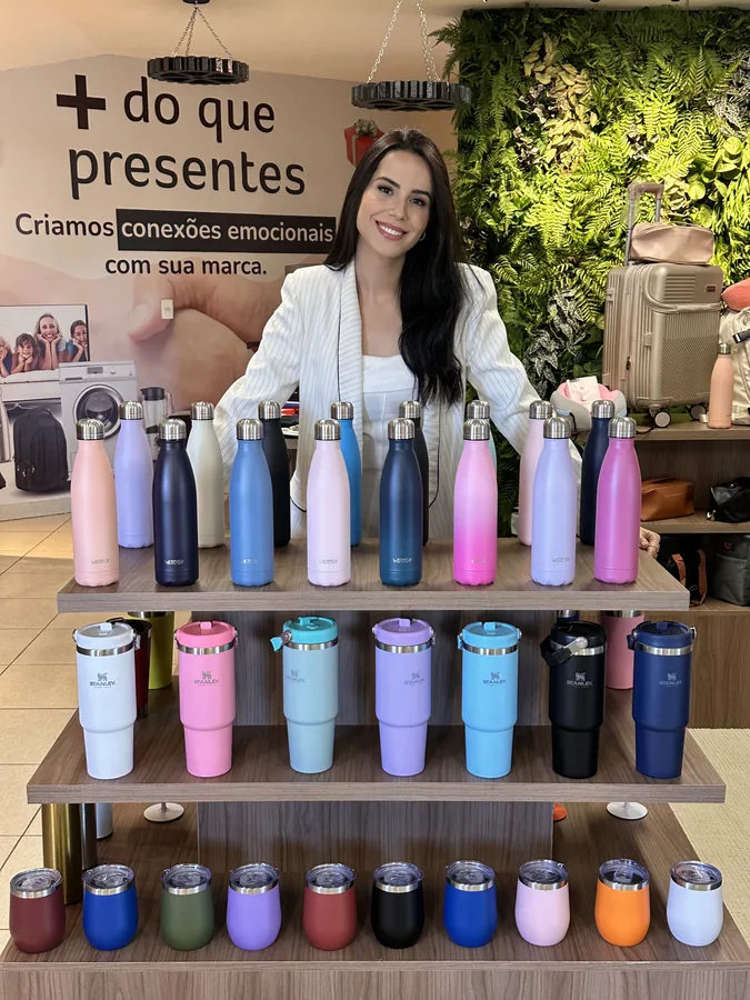 Cliente recebendo pr&ecirc;mio em campanha promocional